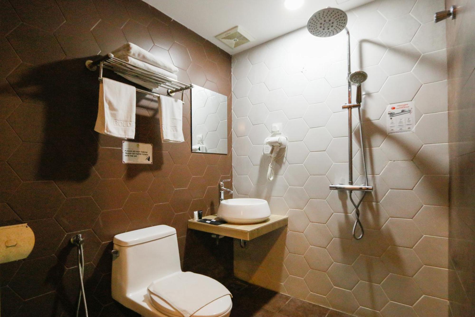 Golden Roof Hotel, Seri Iskandar Exterior photo